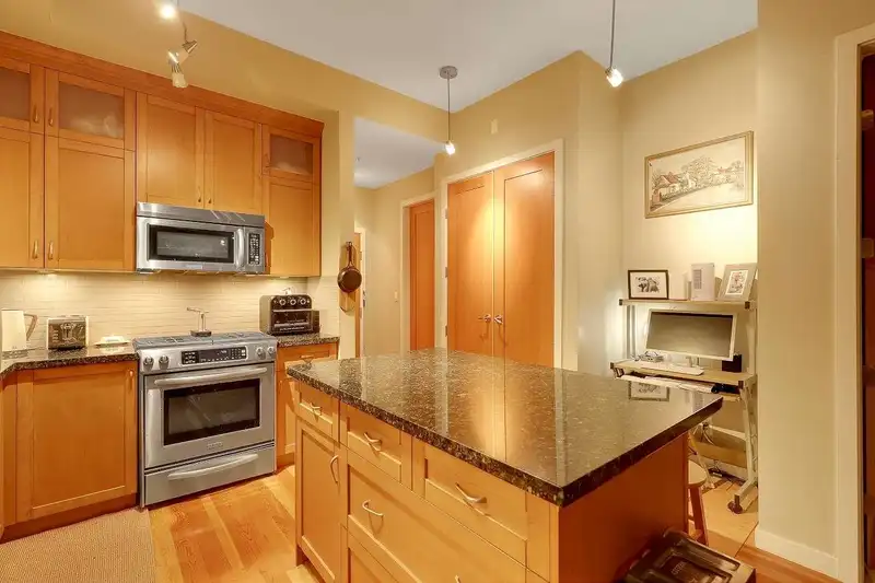 108 240 SALTER STREET - photo 3 of 38