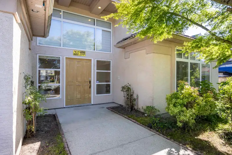 3620 ULLSMORE AVENUE - photo 3 of 39