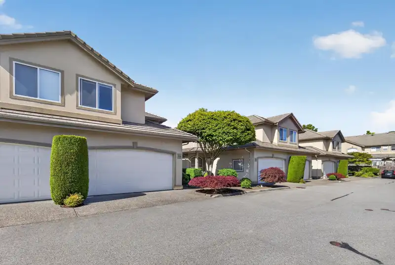 24 998 RIVERSIDE DRIVE - photo 2 of 40