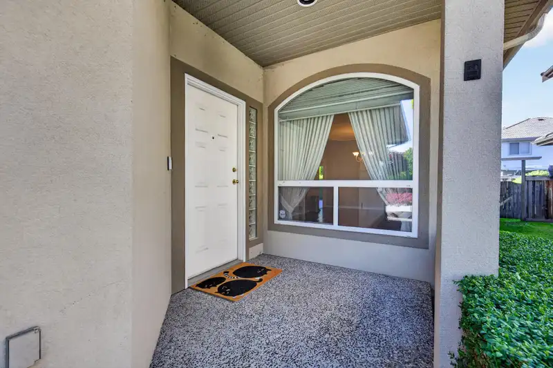 24 998 RIVERSIDE DRIVE - photo 3 of 40