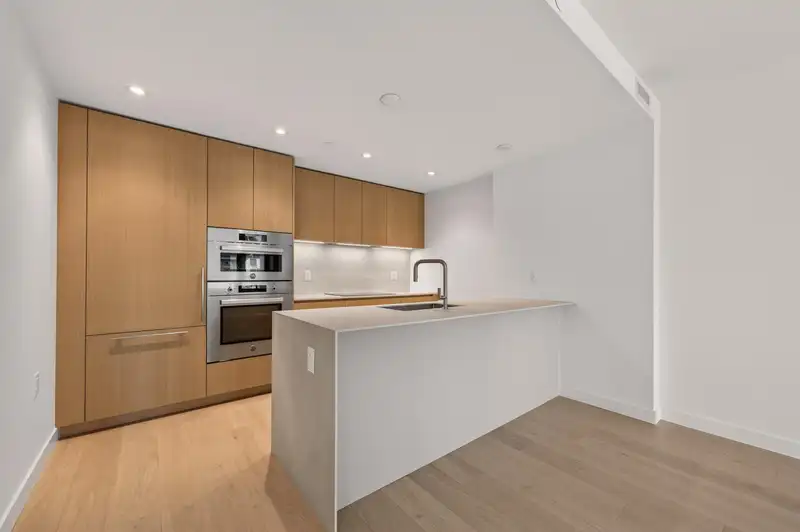 302 1526 W 6TH AVENUE - photo 4 of 40