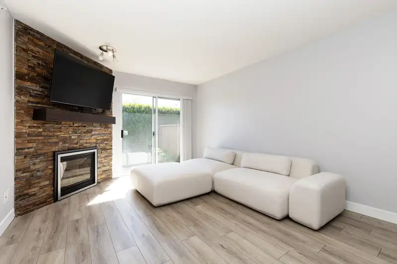 9 19270 119 AVENUE - photo 2 of 21