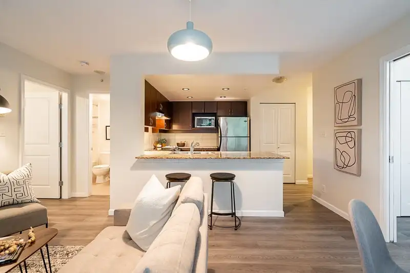 311 9262 UNIVERSITY CRESCENT - photo 3 of 32
