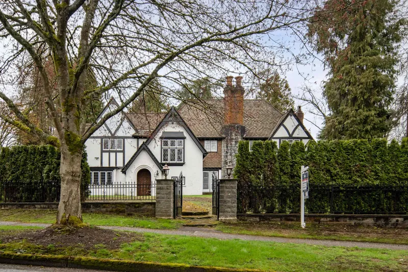 1678 SOMERSET CRESCENT - photo 3 of 25