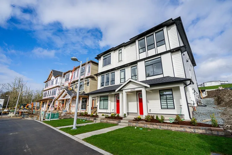 16685 16 AVENUE - photo 3 of 25