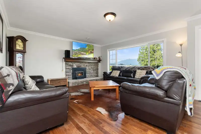 10195 GILLANDERS ROAD - photo 4 of 40