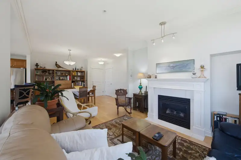 204 15357 17A AVENUE - photo 4 of 39