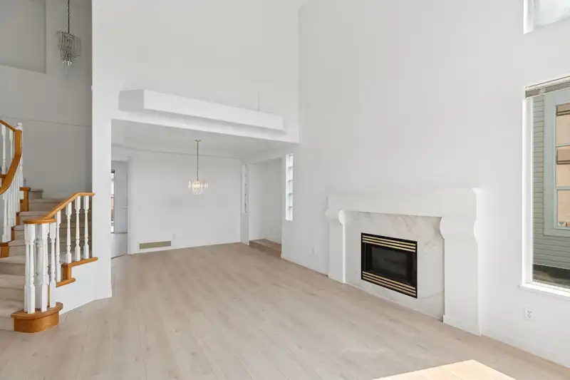 1239 THAMES CLOSE - photo 3 of 32