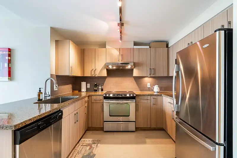 1410 14 BEGBIE STREET - photo 3 of 23
