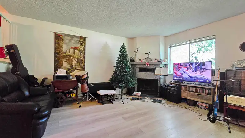 210 7144 133B STREET - photo 2 of 8