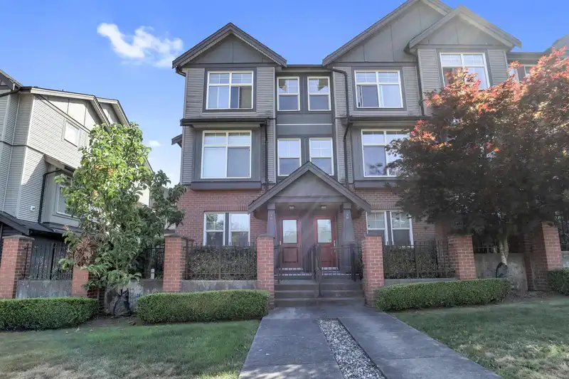 8 15788 104 AVENUE - photo 2 of 24