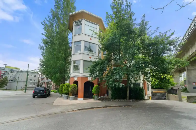 404 1562 W 5TH AVENUE - photo 1 of 40