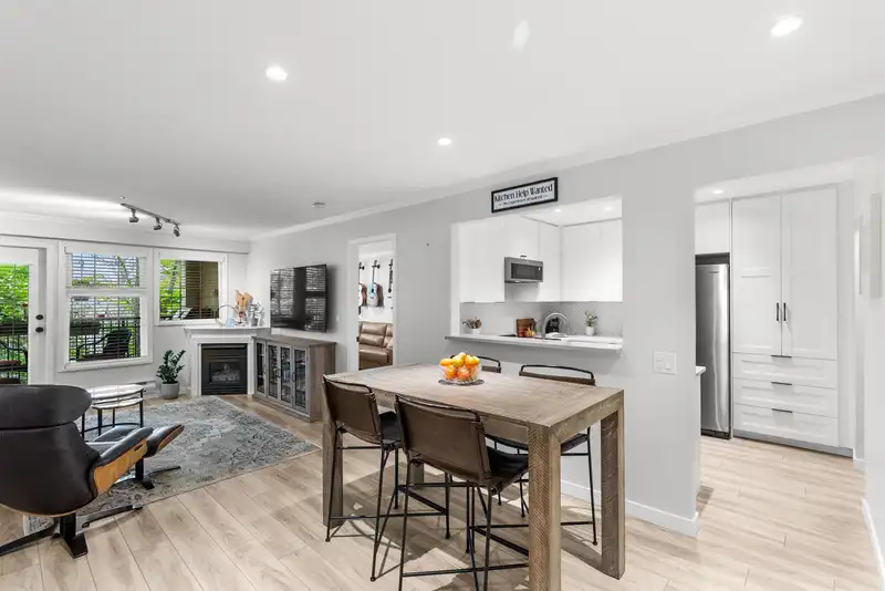 304 5556 14 AVENUE - photo 1 of 35