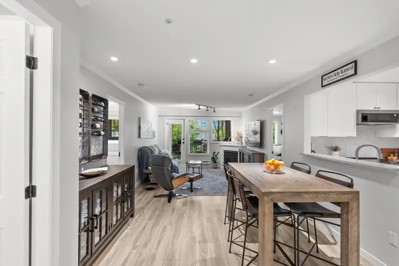 304 5556 14 AVENUE - photo 2 of 35