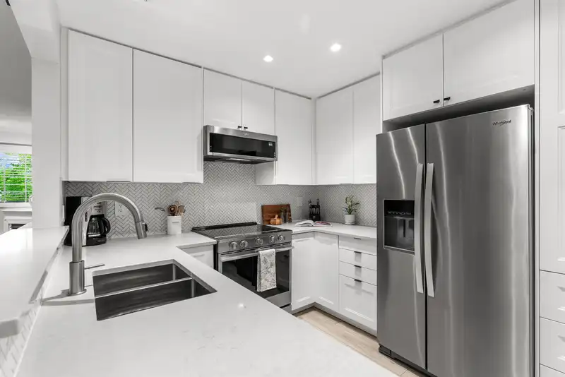 304 5556 14 AVENUE - photo 4 of 35