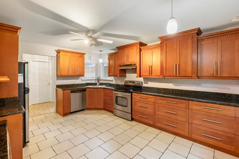 115 10172 141 STREET - photo 3 of 25