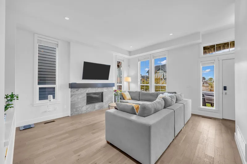 16549 21 AVENUE - photo 4 of 25