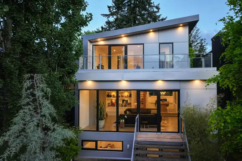 521 E 30TH AVENUE - photo 1 of 40