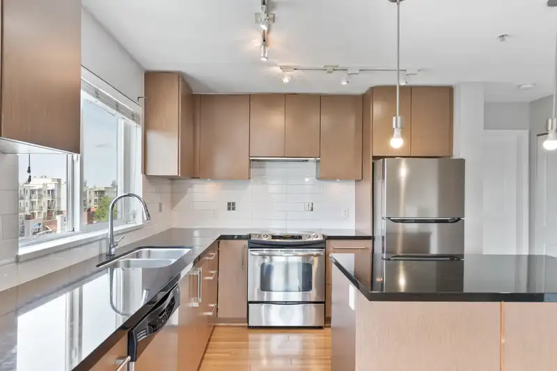 401 15775 CROYDON DRIVE - photo 3 of 39