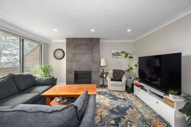 3201 LONSDALE AVENUE - photo 2 of 36