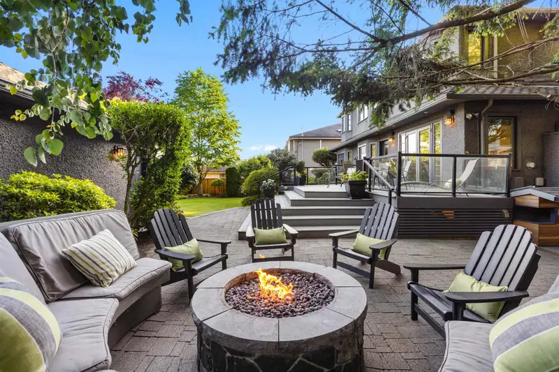 2318 OLIVER CRESCENT - photo 3 of 25