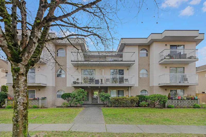 303 458 E 44TH AVENUE - photo 2 of 25