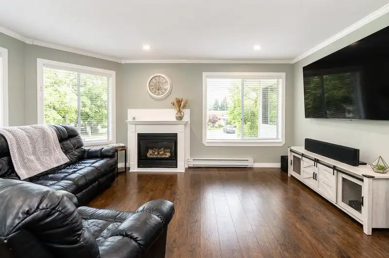 301 3088 FLINT STREET - photo 2 of 36