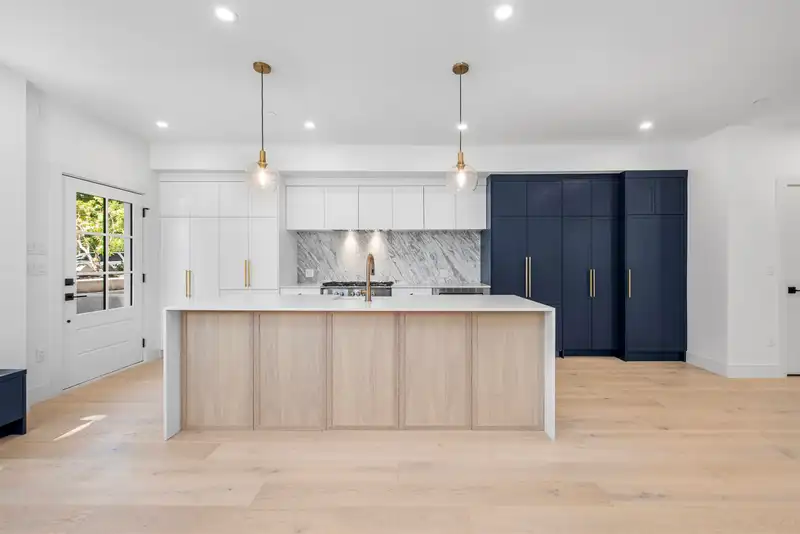 2 2499 W 37 AVENUE - photo 4 of 21