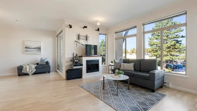 218 15380 102A AVENUE - photo 4 of 40