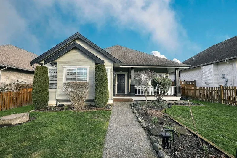 6842 184TH STREET - photo 2 of 25