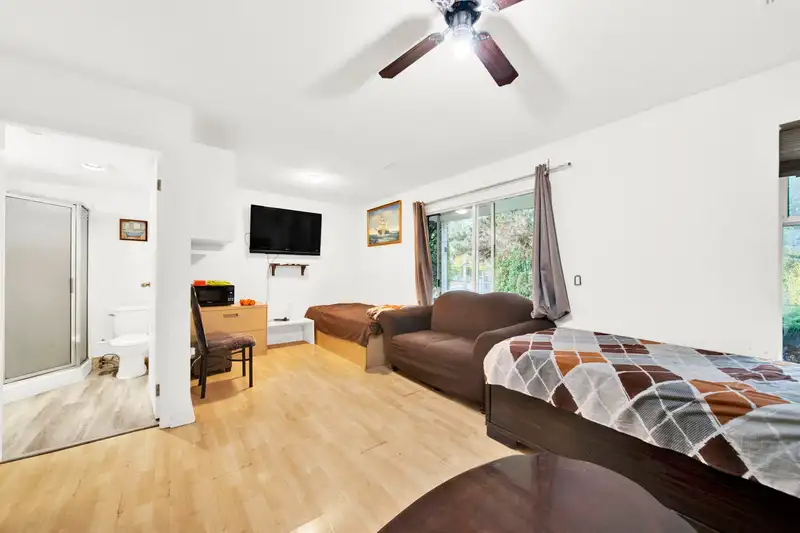 44 8280 121A STREET - photo 2 of 36