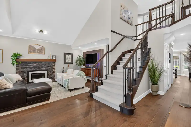 15728 90 AVENUE - photo 4 of 40