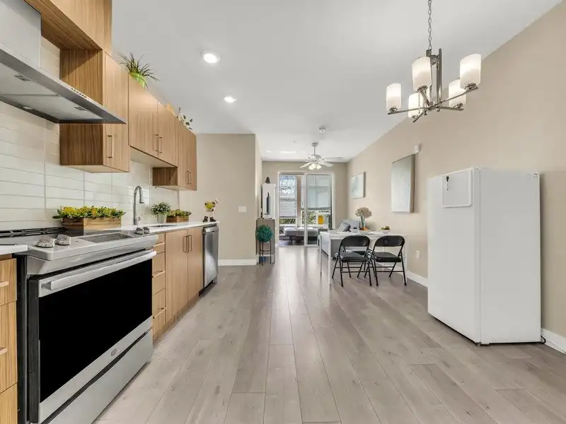221 2889 E 1ST AVENUE - photo 2 of 28
