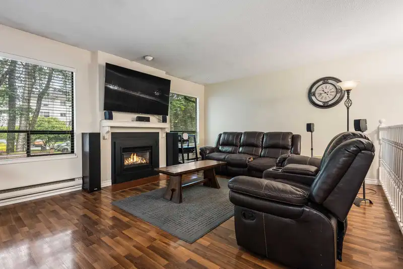 25 2998 MOUAT DRIVE - photo 2 of 26