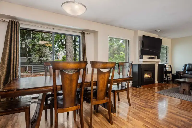 25 2998 MOUAT DRIVE - photo 3 of 26