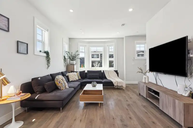 49 189 WOOD STREET - photo 4 of 33