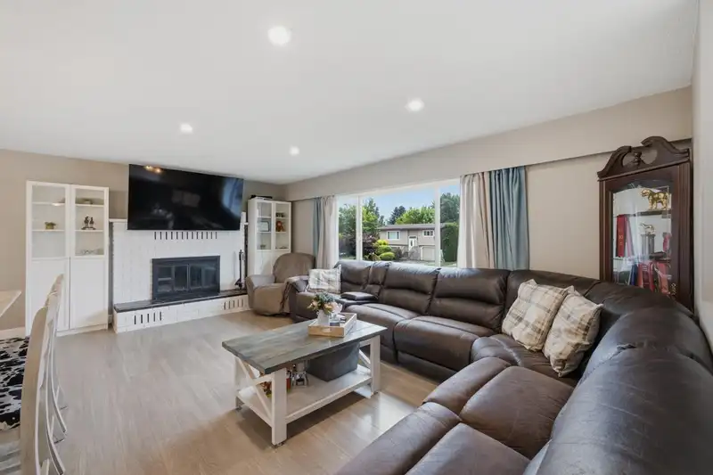 8762 CORNWALL CRESCENT - photo 4 of 40