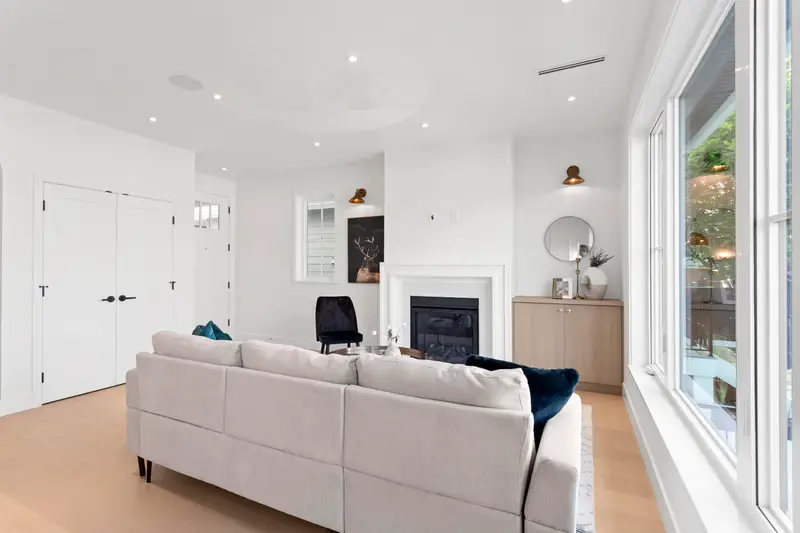 2 4315 ALBERT STREET - photo 4 of 25