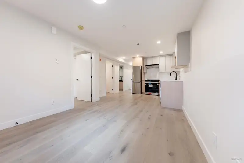 103 5092 SLOCAN STREET - photo 3 of 12