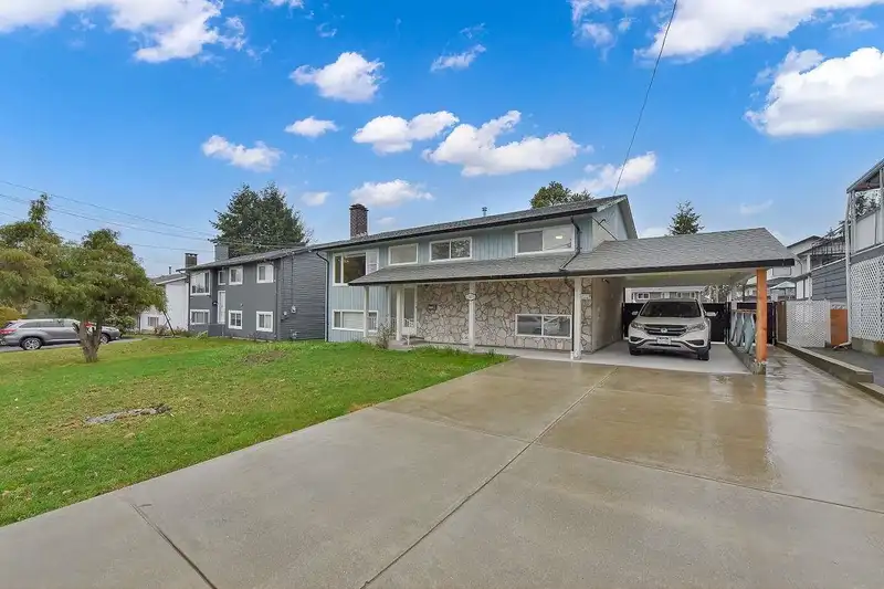 11411 89 AVENUE - photo 4 of 38