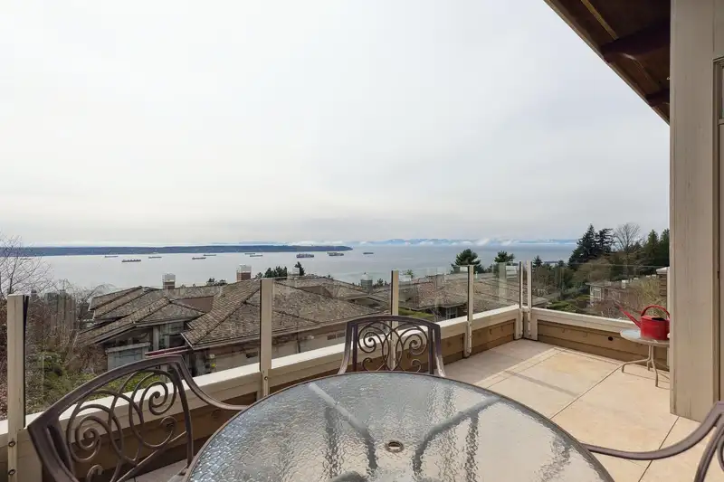 2416 CARR LANE - photo 2 of 28