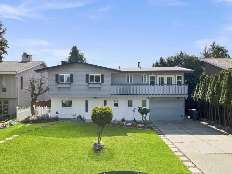 14704 16A AVENUE - photo 2 of 40