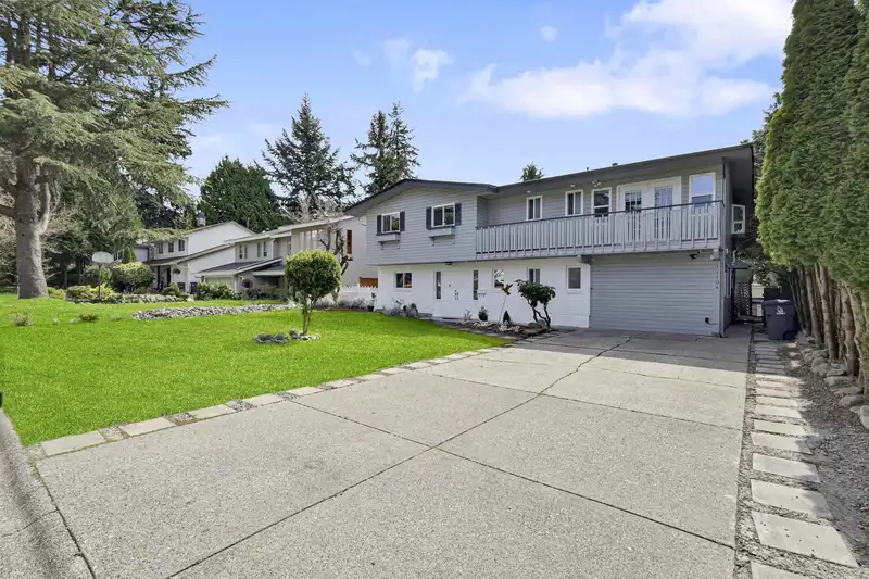14704 16A AVENUE - photo 3 of 40
