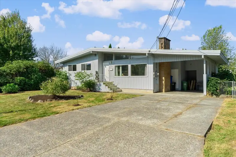 45415 BARTON AVENUE - photo 2 of 40