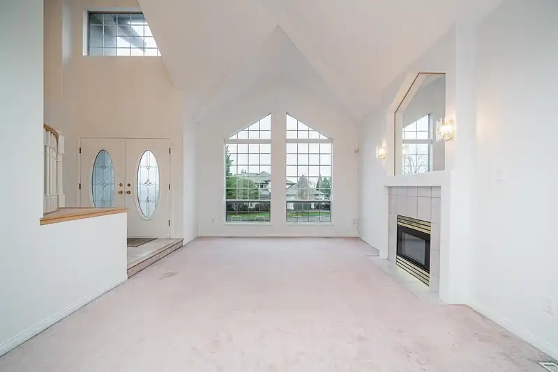 17072 103 AVENUE - photo 3 of 35