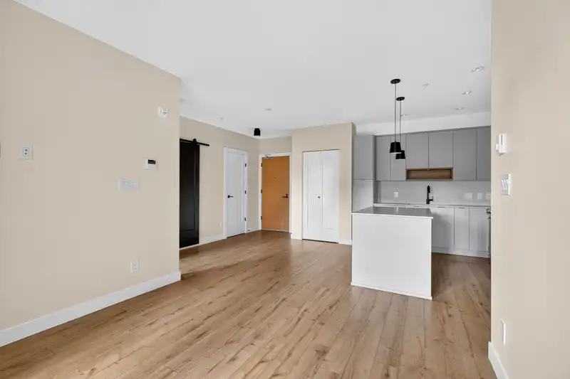 213 2493 MONTROSE AVENUE - photo 3 of 39