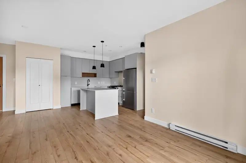 213 2493 MONTROSE AVENUE - photo 4 of 39