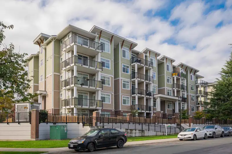105 20696 EASTLEIGH CRESCENT - photo 1 of 27