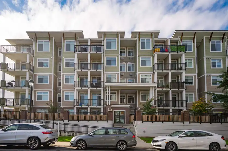 105 20696 EASTLEIGH CRESCENT - photo 2 of 27