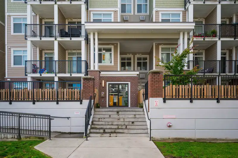 105 20696 EASTLEIGH CRESCENT - photo 3 of 27
